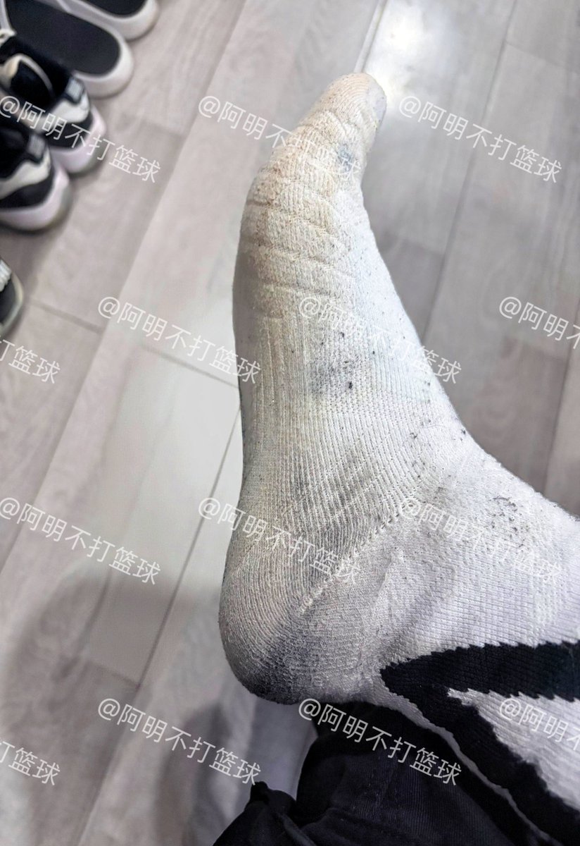 MingBu96451's tweet photo. 新袜子的历练，味道和颜色都非常够劲，几天内反复闷湿汗透
喜欢的可以点赞评论转发
#篮球袜 #臭脚S #臭鞋 #白袜男大 #汗臭味 https://t.co/chcJxRjEG5