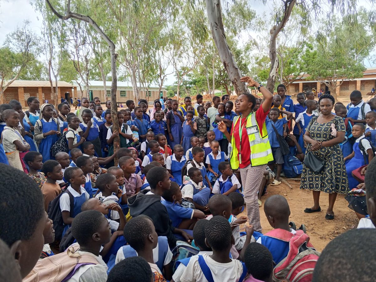 yoneco3's tweet photo. YONECO held a hygiene & sanitation awareness session at Kawale Primary School, Chitipa, promoting handwashing, cleanliness & proper waste disposal to prevent cholera during the rainy season.
#Health4All #YouthEmpowerment #ChildDevelopmentSupport https://t.co/FxGQWunND1