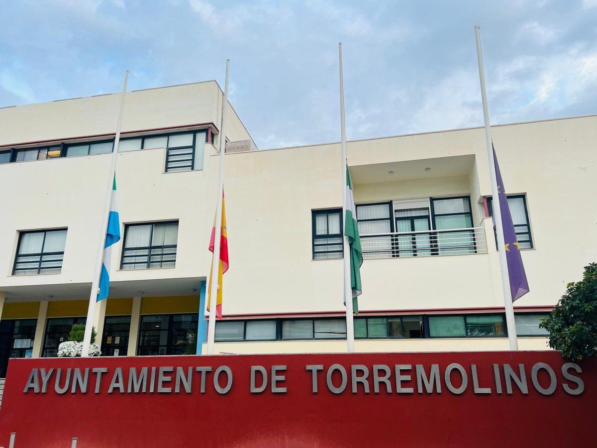 Torremolinos_On's tweet photo. La @AndaluciaJunta decreta tres días de luto oficial, desde las 00h del martes 20 y hasta las 24h del jueves 22, como testimonio del dolor del pueblo andaluz por los fallecidos en el accidente ferroviario de #Adamuz y manifestación de apoyo y solidaridad con sus familias. https://t.co/QJM2FK4Aqf