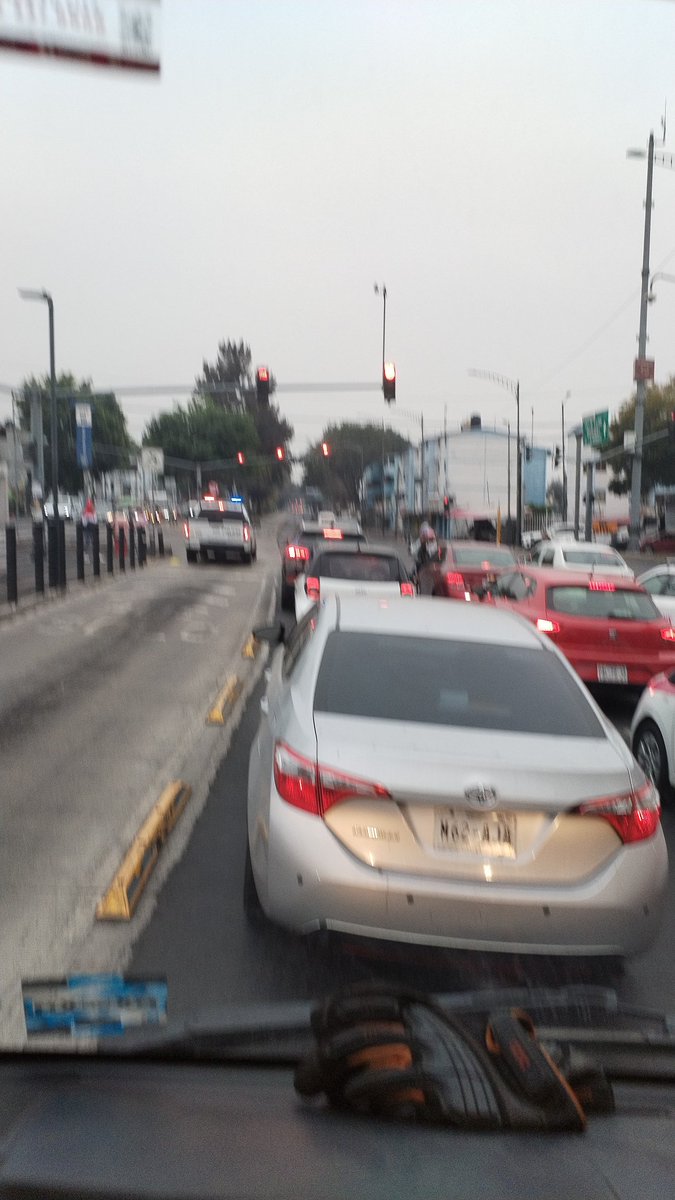 soch2099's tweet photo. @OVIALCDMX semáforo de Calzada de las Bombas y Eje 3 no funciona. https://t.co/657DSbvEyf