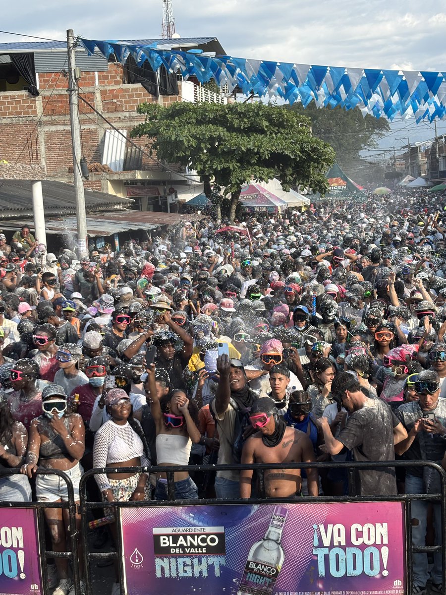 ¡El arte y la alegría brillan en San Antonio de los Caballeros! 🎭✨ Junto a <a href="/GobValle/">Gobernación Valle del Cauca</a> y @CulturaValle, celebramos el Festival de Negros y Blancos con nuestras Escuelas Culturales Vallecaucanas. Apostamos al arte para la convivencia y la unión familiar.
