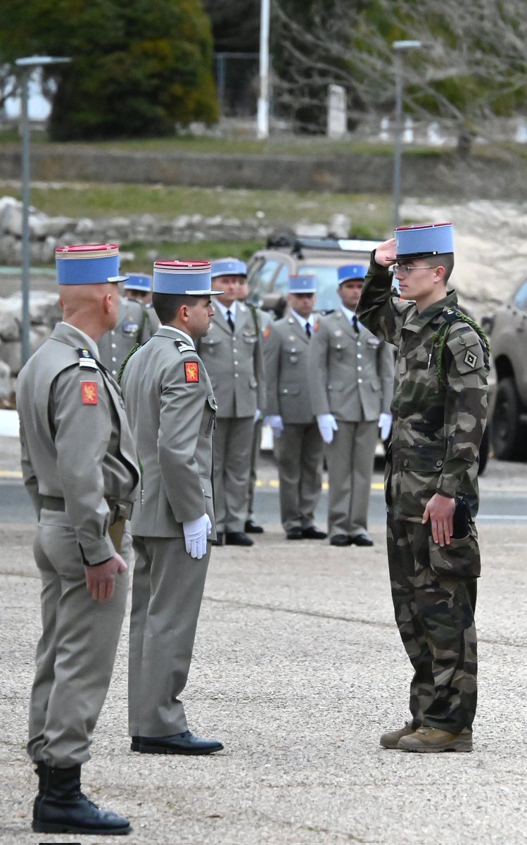 1RCA_canjuers's tweet photo. Vendredi, les engagés volontaires initiaux ont été présentés à l’Étendard du #1RCA.
Accompagnés par leurs parrains, ces jeunes militaires se sont vus remettre leur fourragère qui rappelle les actions d’éclat du régiment.
Ils sont désormais des Chass’Af ! https://t.co/Qba22VhfxL