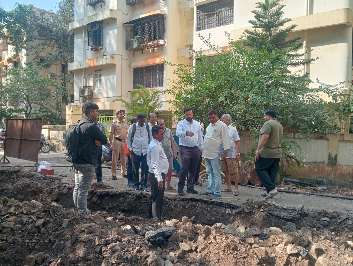 TajinderTiwana's tweet photo. Reviewed the ongoing CC road and sewage line work at Liberty Garden Society, Ward 47, while meeting with the contractor and BMC officials. Monitoring progress closely to ensure quality work and timely completion for residents.  
#Ward47 #OngoingWork #InfrastructureDevelopment #BMC #OnGround