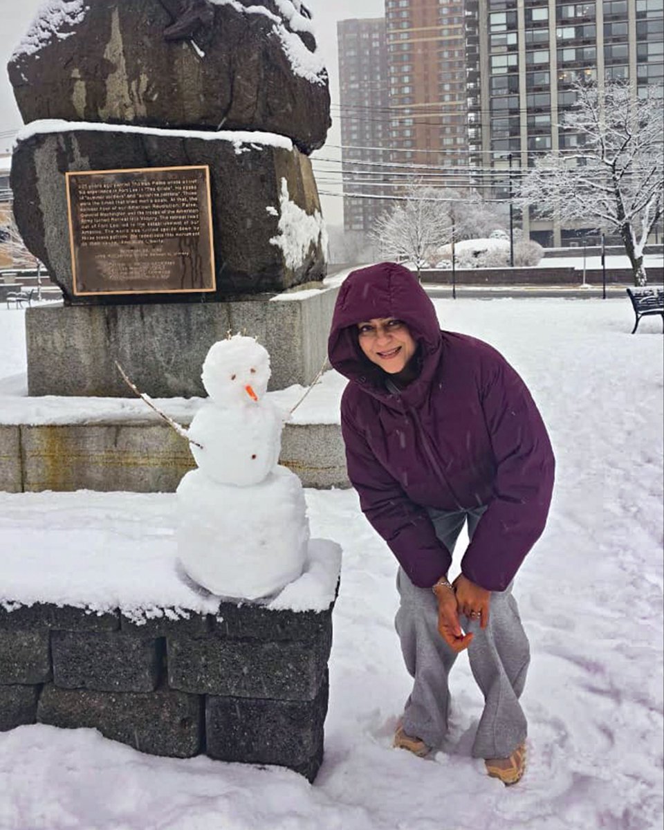PriyaDutt_INC's tweet photo. Letting the child in me enjoy the snow, and finding joy in the simplest moments with childhood friends. 🤍❄️ https://t.co/LvAAGWiXsh