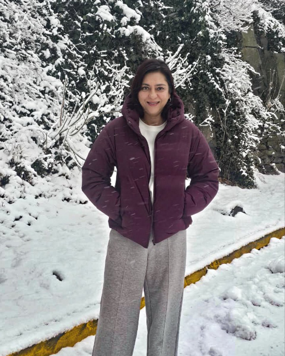PriyaDutt_INC's tweet photo. Letting the child in me enjoy the snow, and finding joy in the simplest moments with childhood friends. 🤍❄️ https://t.co/LvAAGWiXsh