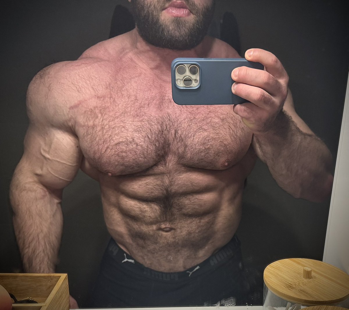 zeecko33's tweet photo. Current situation - shave or keep the hair? #muscleworship #findom #huge https://t.co/kojHrmtPpF