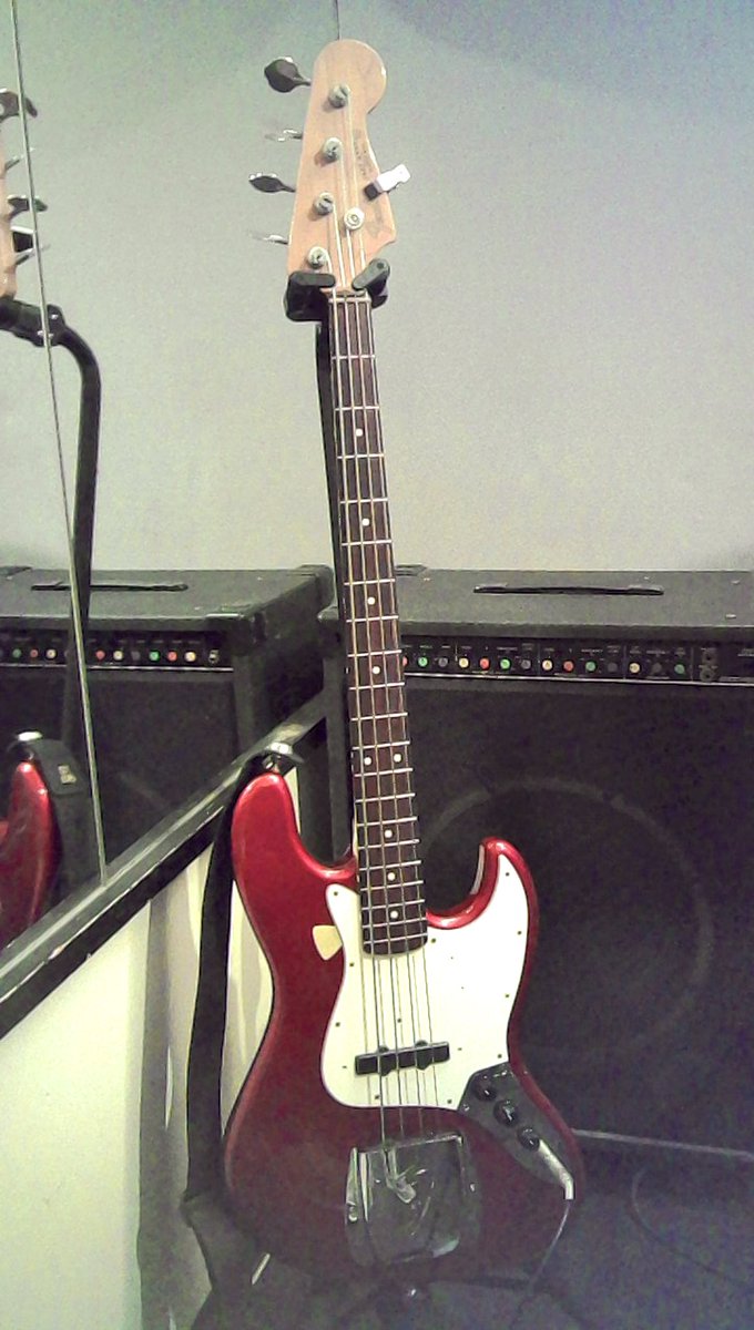 Fender Japan Jazz Bass。2002年の1月、中学3年生の冬に新品で買っ(て