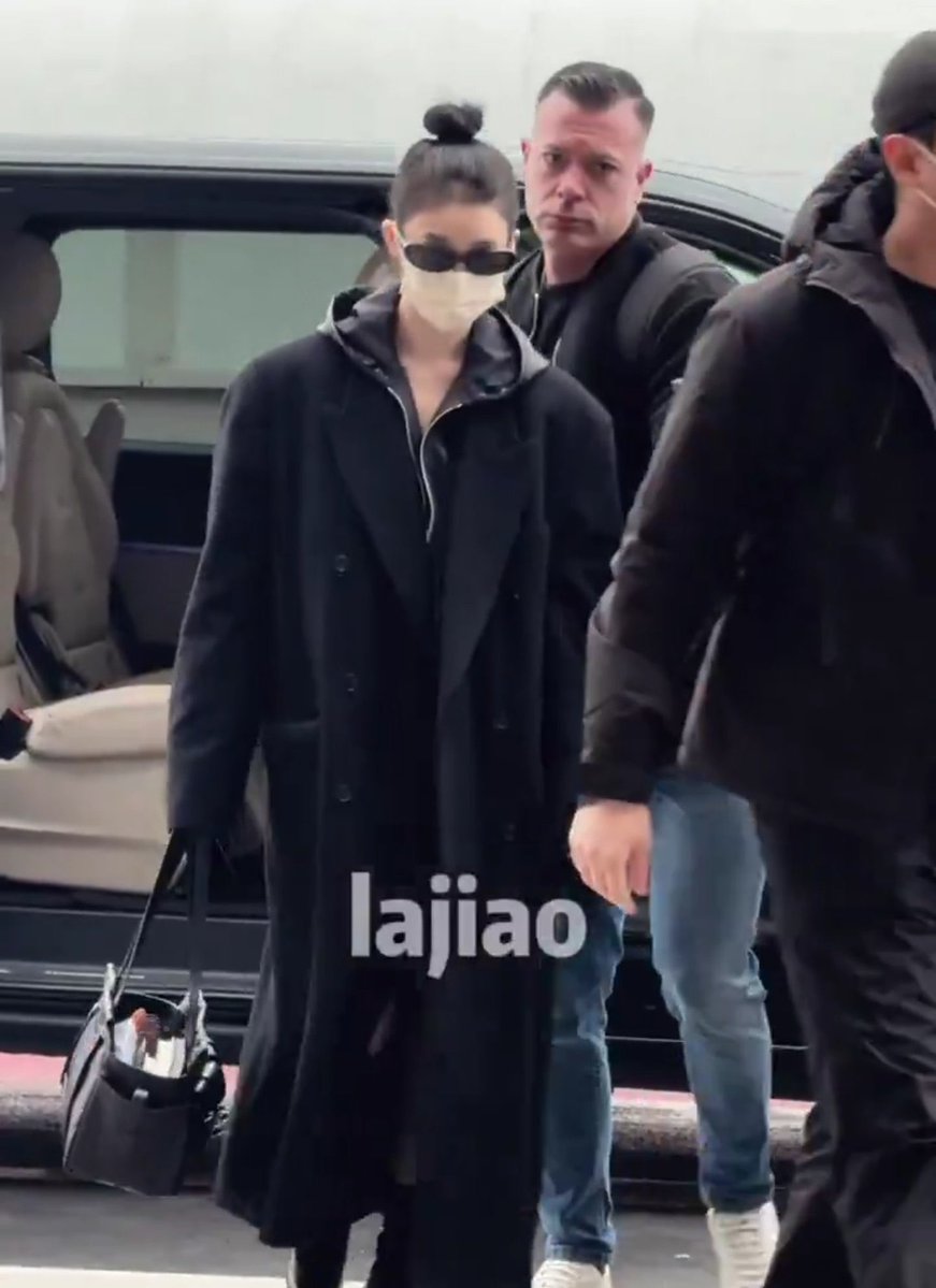 mmmingbb's tweet image. 가방안에 언뜻봐도 책+공책 한 5,6권 있어보임
끝쪽엔 돼지필통도 꽂혀있는 거 같고.. 한결같은 여자좋음