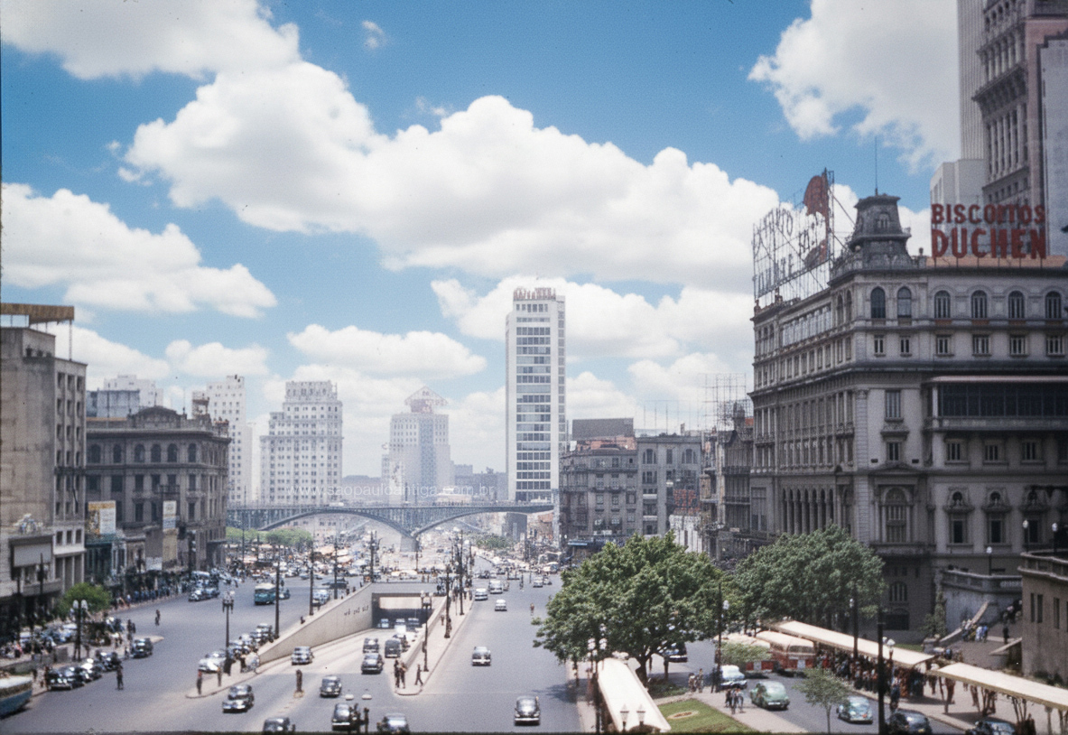 Vale do Anhangabaú com vista, ao fundo, para o Viaduto Santa Ifigênia em 1951