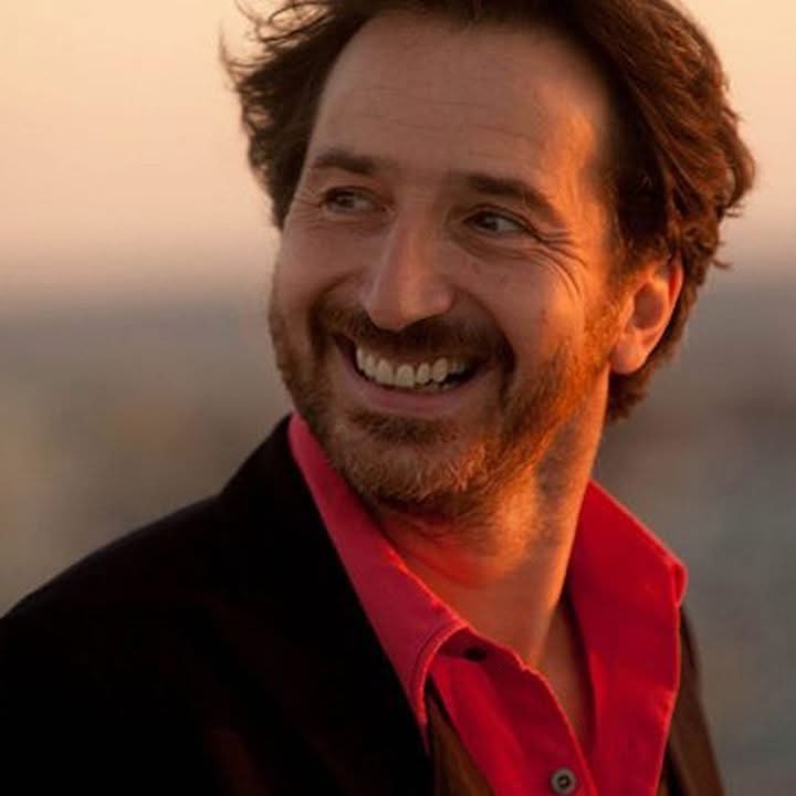 "Tous les matins, on a une mission. Trouver la gaieté au milieu des raisons de désespérer. La beauté au milieu des laideurs. La gentillesse au milieu des visages fermés. Les caresses au milieu des griffes. La tendresse au milieu des gifles. L'ouverture au milieu des fermetures.