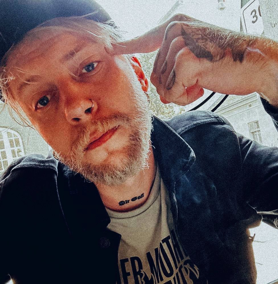 #ваняцест

ИИ никогда
не заменит
мою работу

                                                                Почему?

Я безработный