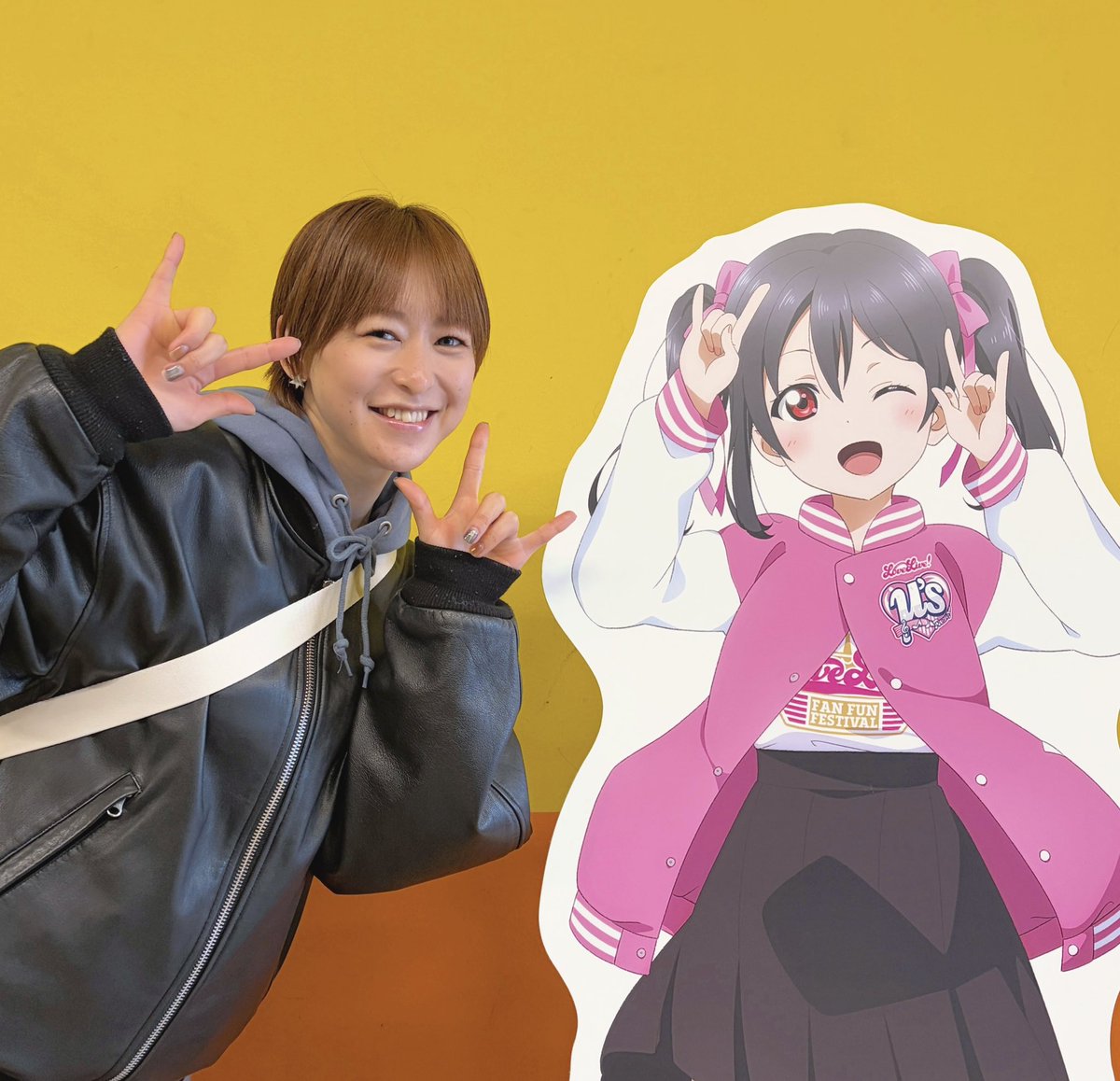 tokui_sorangley's tweet photo. 東京ドームシティに🎢️にこちゃんいたーー！！！🤟️🥰️
屋内コースターのバックダーンとスノハレコラボのやつ乗ったんだけど、「こういうことか!!!!」ってなって感動して笑いが止まらなかった…😂️❄️

にこにーコーデの女の子が一生懸命パネルの写真撮ってて嬉しかったな‥♡めちゃ見守っちゃった🥹️

わたしもにこちゃんと〜🤟😀️️
久保さんが撮ってくれたっ🍙️☺️