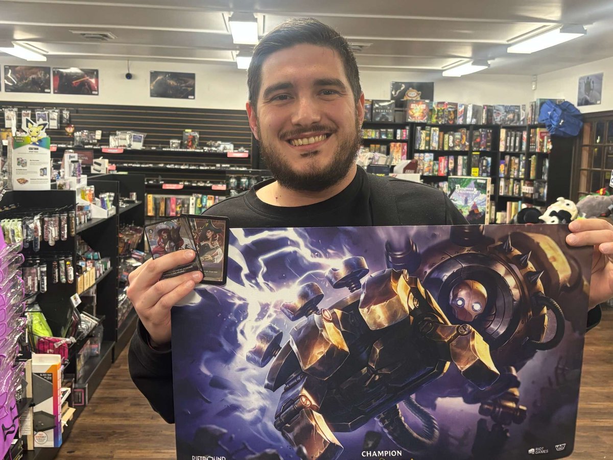 Introducing Zac, a powerhouse competitor and key member of #TeamFlexQue! With 4 appearances at the MTG Pro Tour-including 3 impressive Day 2 runs—He has consistently proven his mettle against the best. His resume boasts a Riftbound Top 4 at the 5K and Top 16 at the SCG Con 10K!