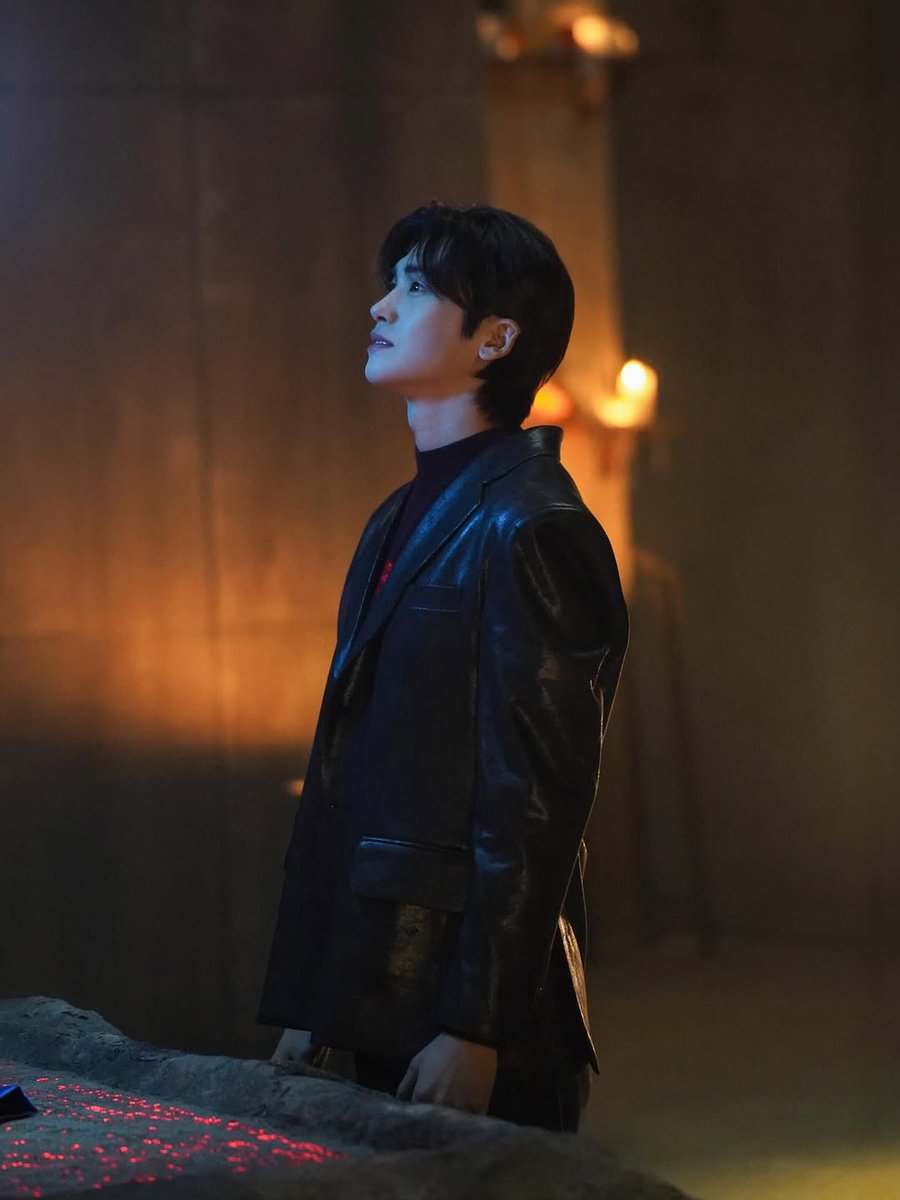 AuriPHS91's tweet photo. Ogwi vuelve de nuevo #Twelve2 🐦⬛🤫
#ParkHyungSik #박형식 #Ogwi https://t.co/Ip7WuyVimO