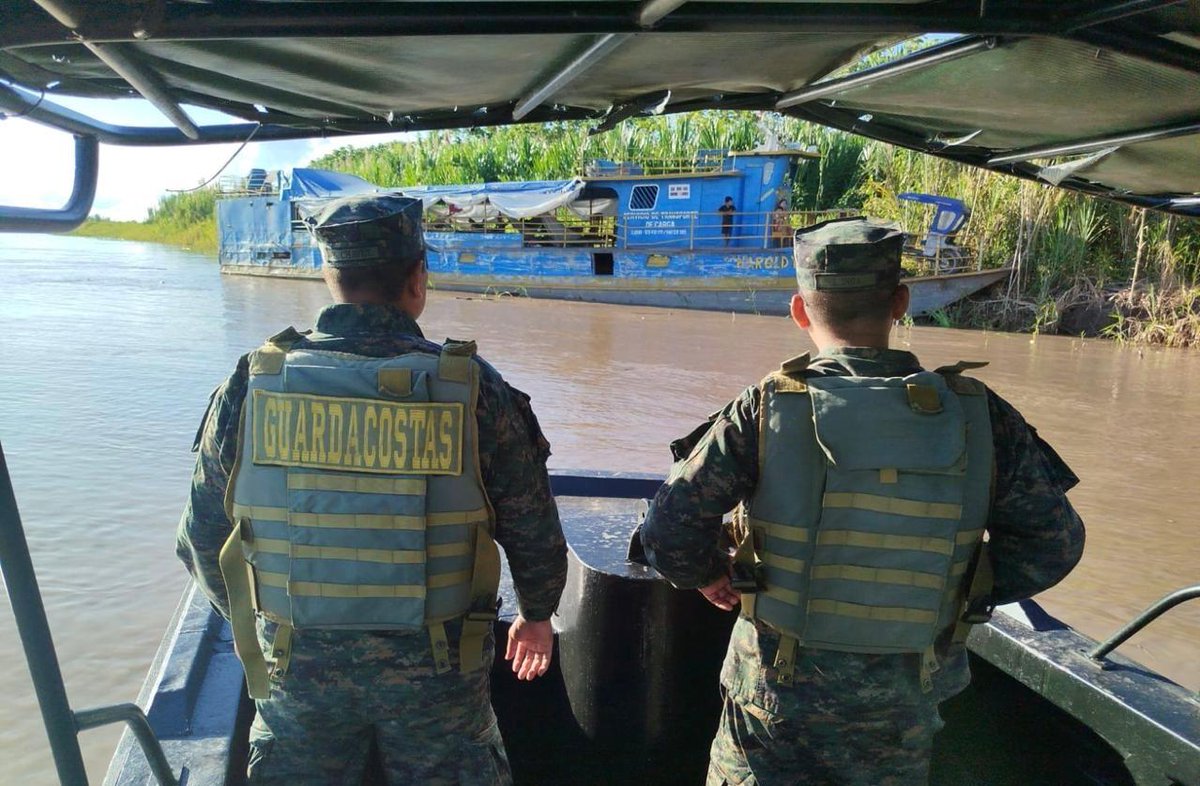 MGP_DICAPI's tweet image. El día miércoles 14 de enero, el personal de la Capitanía de Puerto de Pucallpa, durante acciones de control fluvial en las inmediaciones del poblado Nuevo Paris, departamento de Ucayali, intervino una embarcación fluvial con carga de madera forestal.acortar.link/GaSO9x