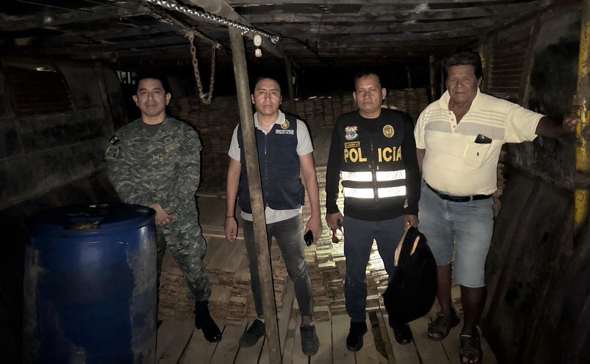 MGP_DICAPI's tweet image. El día miércoles 14 de enero, el personal de la Capitanía de Puerto de Pucallpa, durante acciones de control fluvial en las inmediaciones del poblado Nuevo Paris, departamento de Ucayali, intervino una embarcación fluvial con carga de madera forestal.acortar.link/GaSO9x