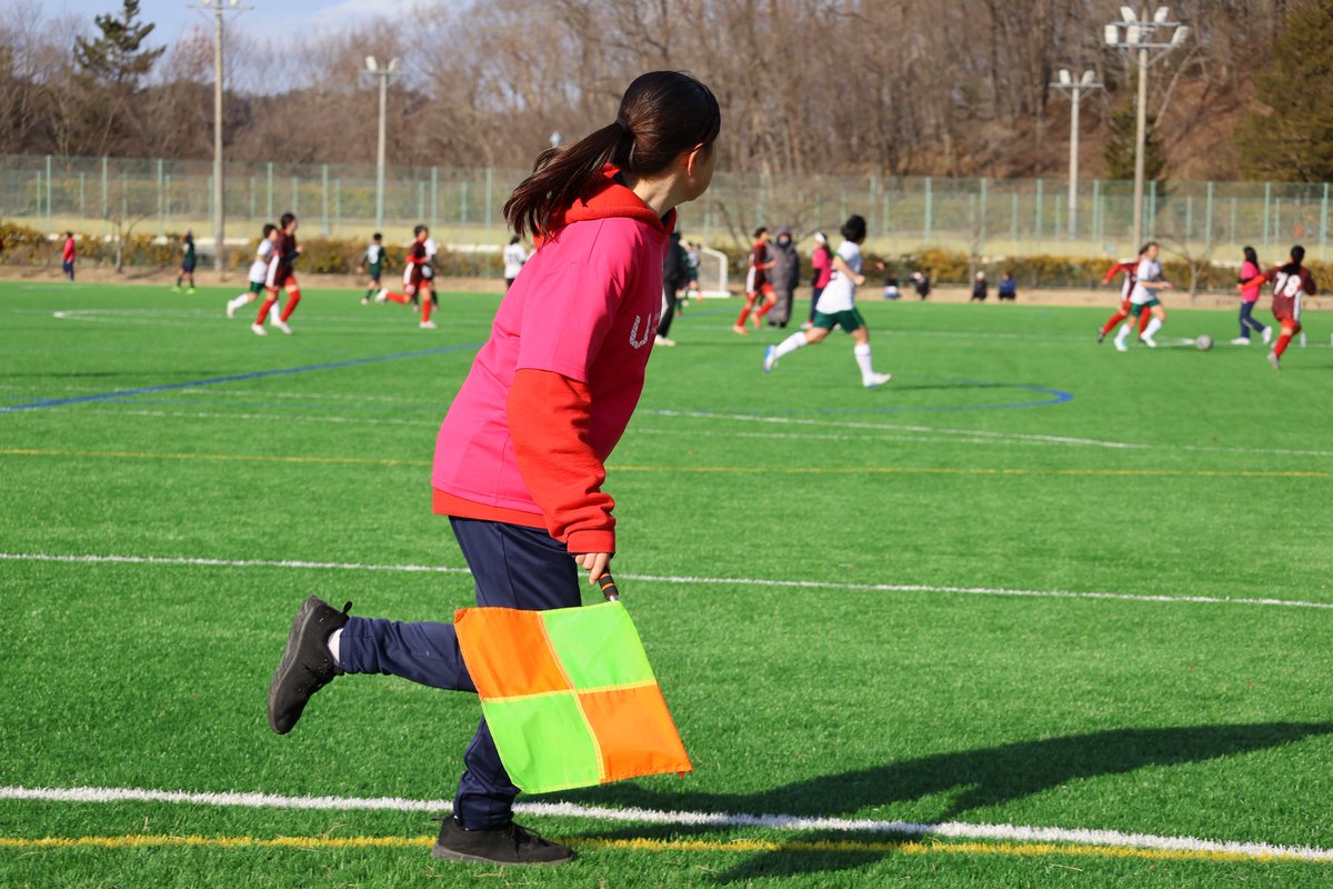 solufaction_FC's tweet photo. MIYAGIDAIHATSU CUP U18で副審を実践。
中学生は全員4級審判の資格を取得しています。

1つ上のカテゴリーを間近でみて、何を感じたのでしょうか… https://t.co/a7LoBZpDaO