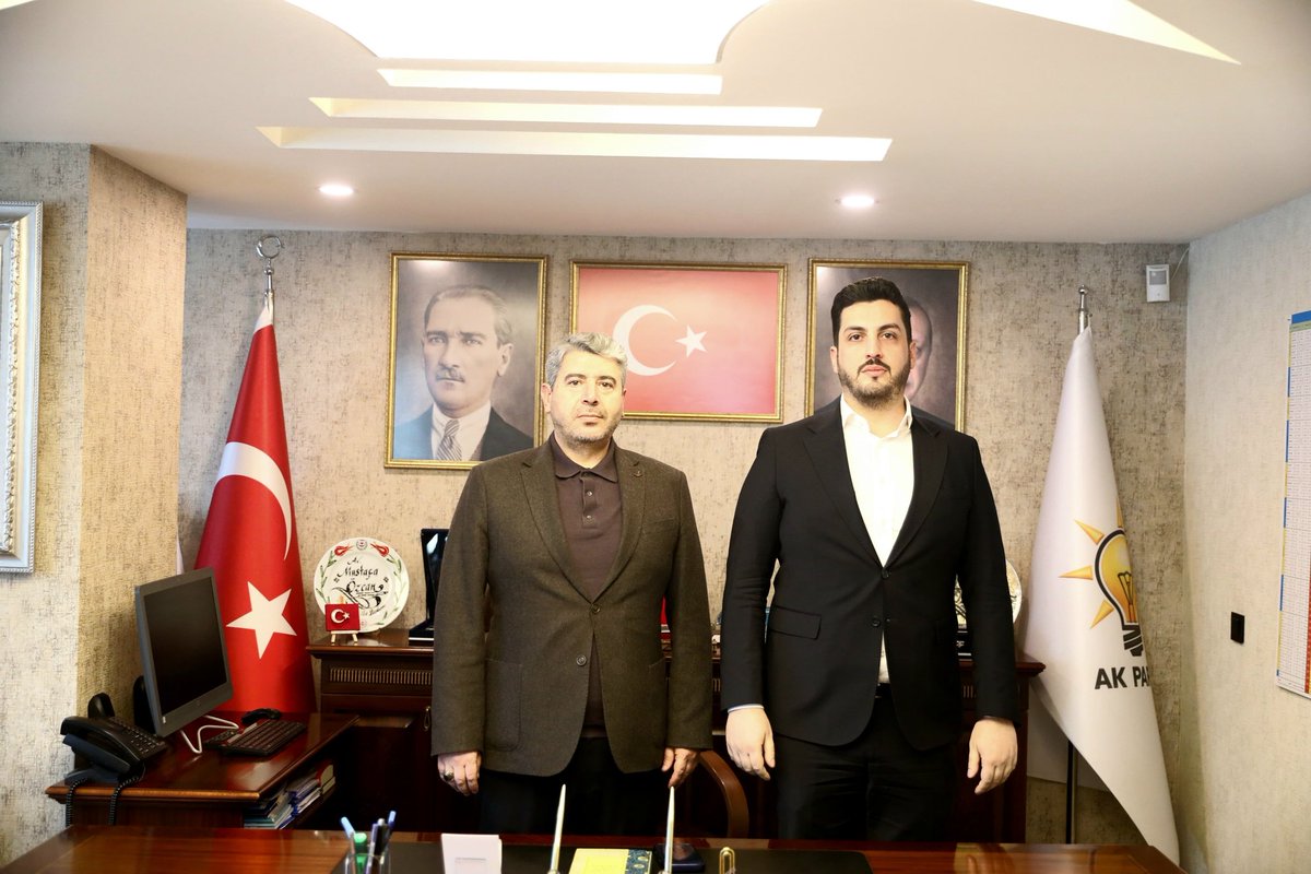 Sincan İlçe Başkanımız <a href="/Mstafa_Ozcan/">Mustafa ÖZCAN</a> ’ı İlçe Başkanlığımızda ziyaret ettik. 

Gençliğin enerjisi ve teşkilatımızın tecrübesiyle kararlılıkla çalışmaya devam edeceğiz. 

Nazik misafirperverlikleri için teşekkür ediyorum.