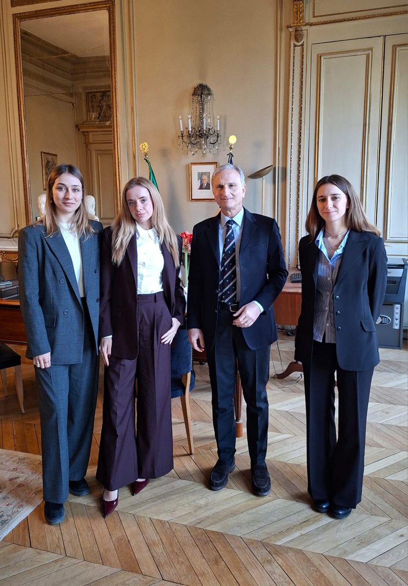 Diamo il benvenuto ad Amelie, Costanza e Maria Grazia, tre giovani studentesse che per i prossimi tre mesi lavoreranno al nostro fianco nell’ambito del tirocinio #MAECI #CRUI.
@tirocinicrui
