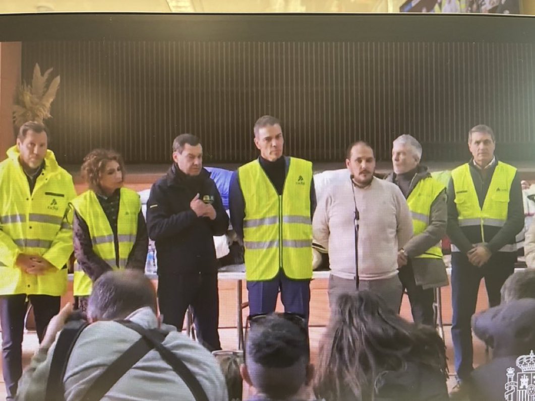 Esta es la foto que el país necesita ante una tragedia. Unidad y cooperación, y si se quiere, es posible. El problema es que esto revienta a la naziosfera defensora de Abascal.