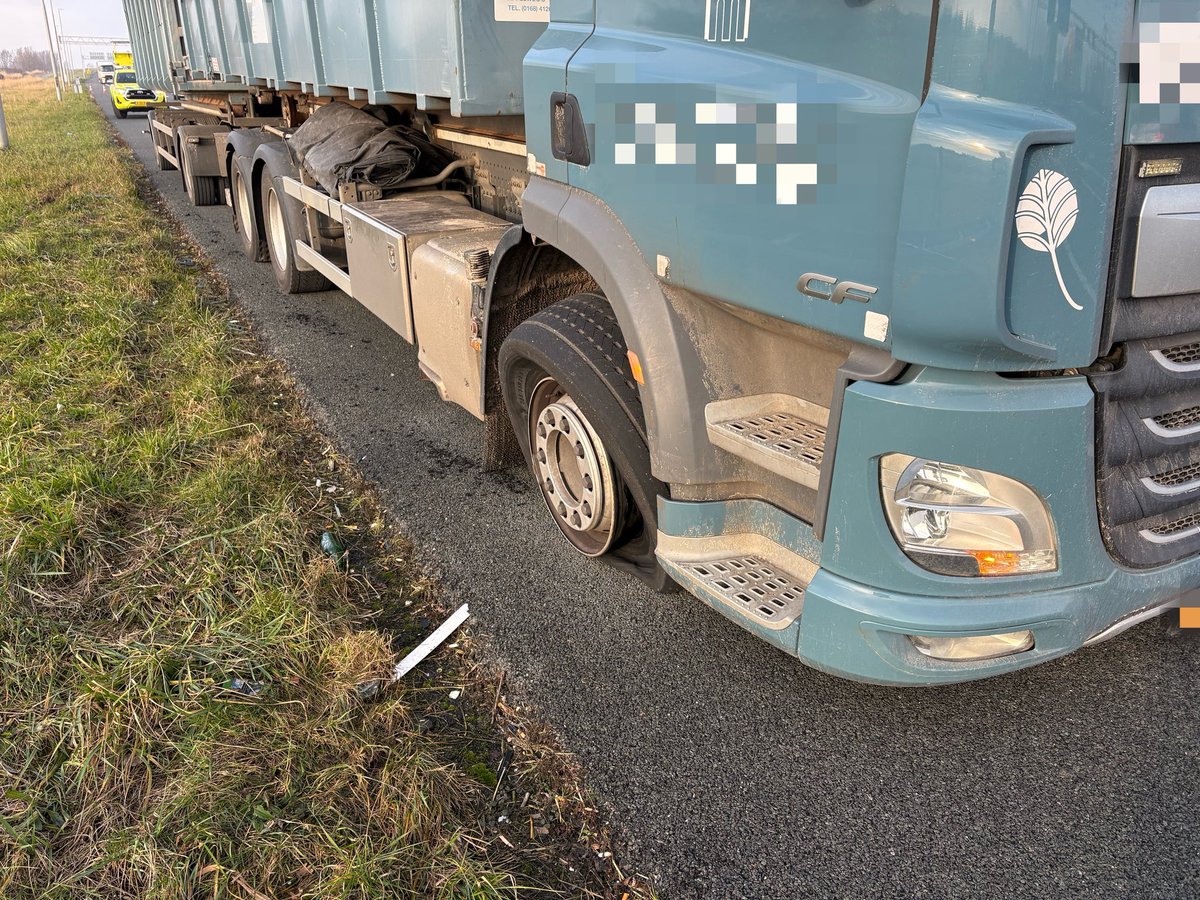 Vrachtwagen met kapotte stuurband op A16 bij Moerdijk