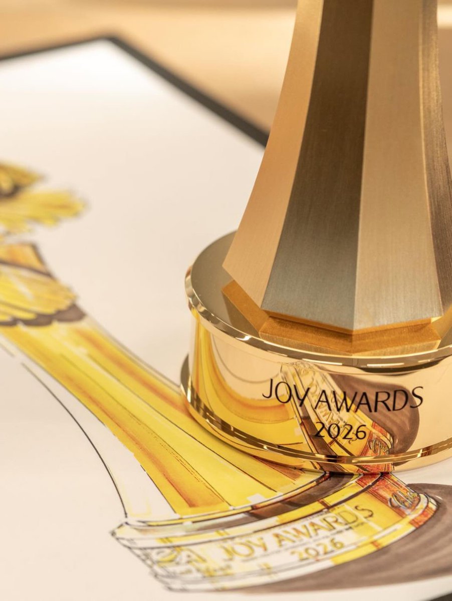 TRIK0T0's tweet image. صحيت على رسالة من MBC ل تقديم حفل #JoyAwards القادم مع مذيعة وانا رجل محافظ 

احافظ على مبادئي واطالب بعدم الظهور مع أمرأة او الرفض بدون ان احرج نفسي او الطرف الاخر ❌

اروح واقدم الحفل مع أمرأه ولكن ابعد عنها كم متر ليرى الناس كم انا متدين وغاض البصر ✅