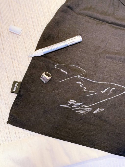 MagicMBR's tweet image. 📸 • mr.djohnpao via Instagram

"Depois de um voo de quase 15 horas, na calma da manhã, conheci a primeira pessoa do homem mágico @JacksonWang852 do dia, momentos antes das reuniões e o início do desfile Outono-Inverno 2026 da Louis Vuitton"

#JacksonWang #TEAMWANG