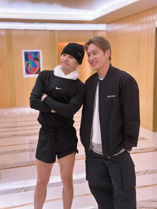 MagicMBR's tweet image. 📸 • mr.djohnpao via Instagram

"Depois de um voo de quase 15 horas, na calma da manhã, conheci a primeira pessoa do homem mágico @JacksonWang852 do dia, momentos antes das reuniões e o início do desfile Outono-Inverno 2026 da Louis Vuitton"

#JacksonWang #TEAMWANG