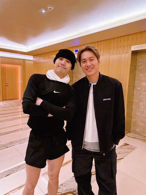 MagicMBR's tweet image. 📸 • mr.djohnpao via Instagram

"Depois de um voo de quase 15 horas, na calma da manhã, conheci a primeira pessoa do homem mágico @JacksonWang852 do dia, momentos antes das reuniões e o início do desfile Outono-Inverno 2026 da Louis Vuitton"

#JacksonWang #TEAMWANG