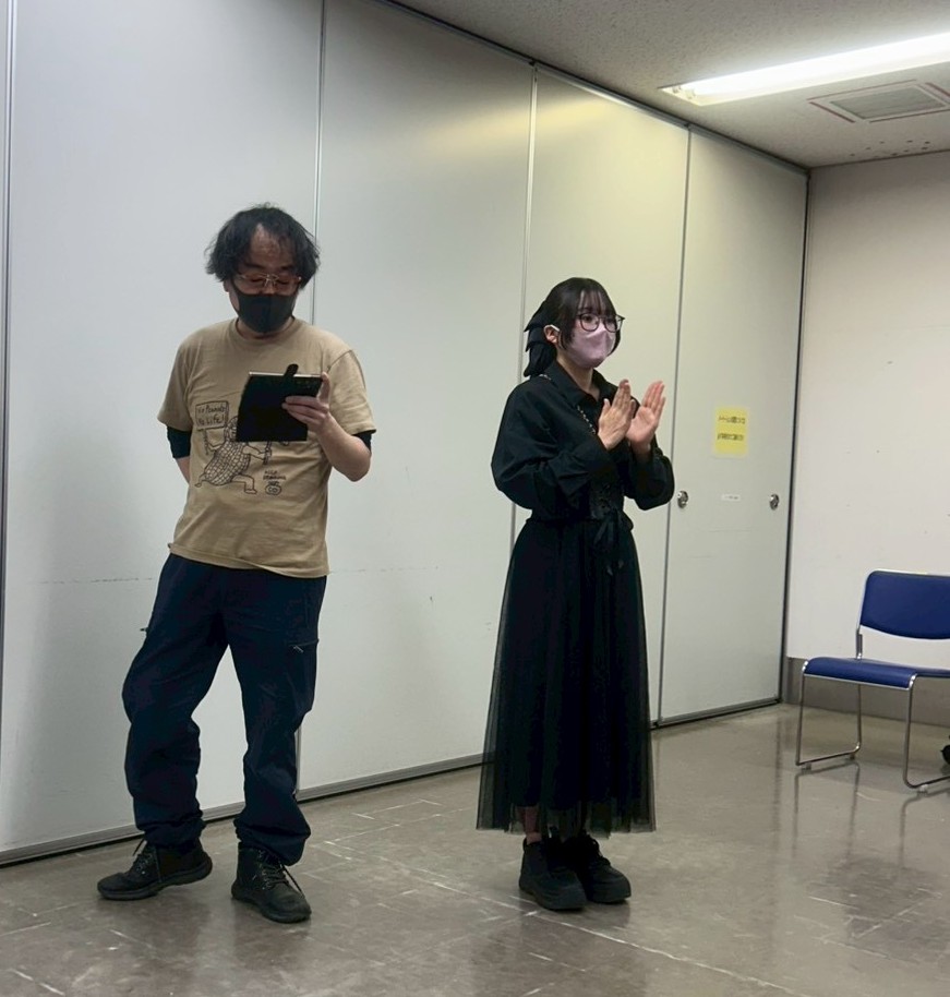 dduesp's tweet photo. #グレイショーマン 初稽古でした。
『あー、俺もするんやー…え！？俺がこれを！？』ってな感じでまぁまぁ予想はしてましたけども本番まで毎日トランプを離せません(´д｀ι)

九曜社プロデュース公演
マジック✕エンゲキ
『グレイショーマン』

[上杉逸平扱い 予約フォーム]
https://t.co/l874hQT1jZ https://t.co/PnbeRUNUbe