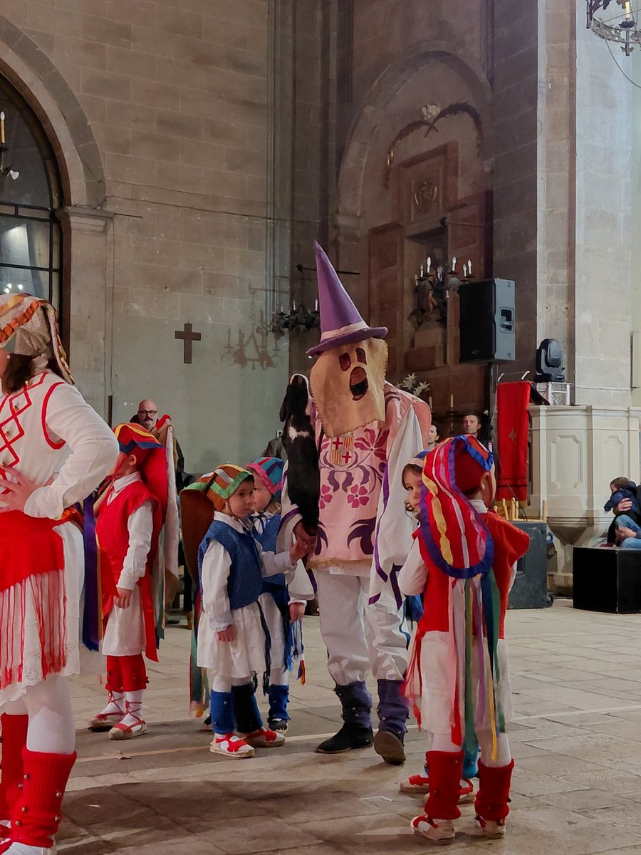 🕯️La celebració va començar amb una mostra de danses tradicionals de la Festa Major d'Hivern: el Ball del Ciri, que simbolitza el canvi d'administradors amb el traspàs del ciri i les almorratxes, el Ball de Garrofins, que anuncien l’arribada de Sant Sebastià, i el Ball de Bastons