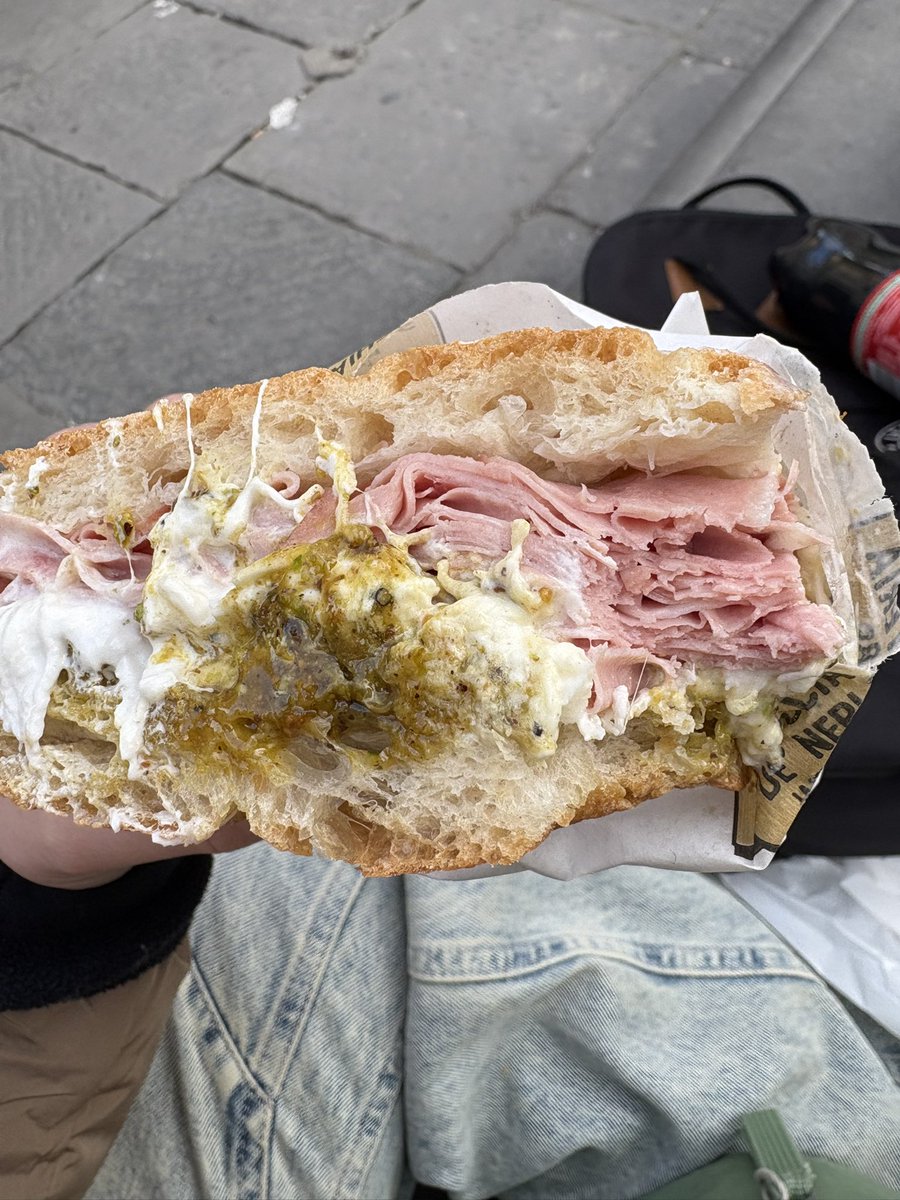 _lakaiser's tweet image. gordos sanguche me salio 8 euros este, en argentina cuanto le calculan que sale uno asi? mortadela stracciatella pesto de pistacho y muzarela