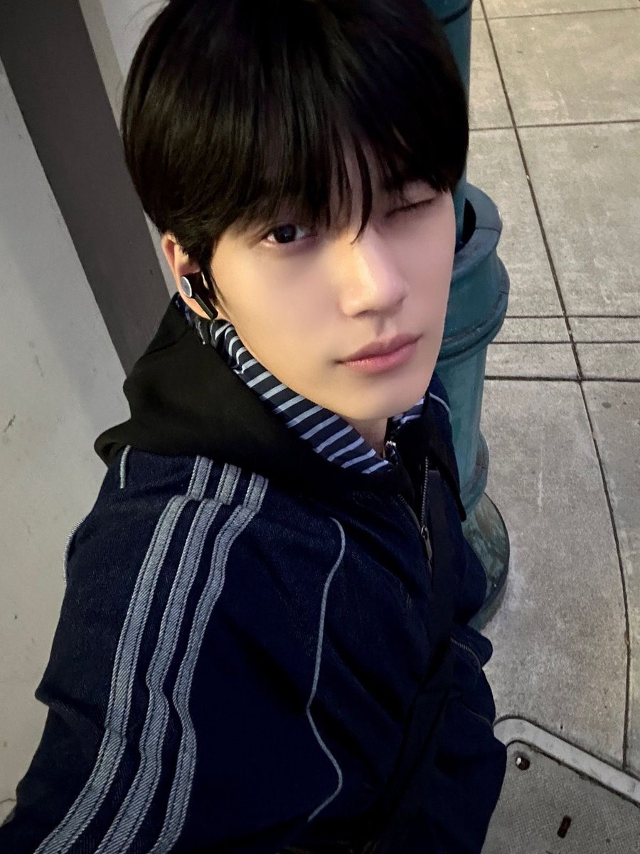 evnnepopbase's tweet image. EVNNE's Park Hanbin shared that IDNTT's Kim Dohun contacted him to ask about their recent cover of Pretty Boy Swag. 

"I told him, "seriously no lie we learned (the choreo) on the spot and danced it right away."

According to him, they've been close for about 3 years.