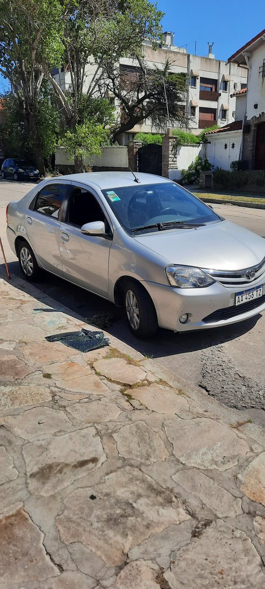 FerGallu's tweet photo. Increible lo liberada q está la zona de Playa Chica / Varese. Roban autos a lo loco. Podrán hacer algo o es mucho pedir, @gmontenegro_ok? https://t.co/44DBKop90x