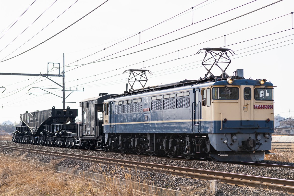 春霞がかかったような、暖かな一日。永く親しんだ機を見送りました。
未明に帰区して西機待線に留置。シキ611空車回送の宇都宮タ往復で、ついにお別れでしょうか。
左：2095レ入区
点検を終えてパン降下。
右：9565レ／2025.1.19
梶ヶ谷タで荷卸しを終えたシキ車を牽いて。