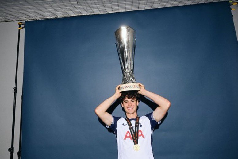 TheSpursExpress's tweet image. 🚨| Archie Gray has come out for today’s training session (there was speculation that he might be injured after he was taken off at HT vs West Ham)

No sign of Joao Palhinha or Xavi Simons.

@tabuteauS