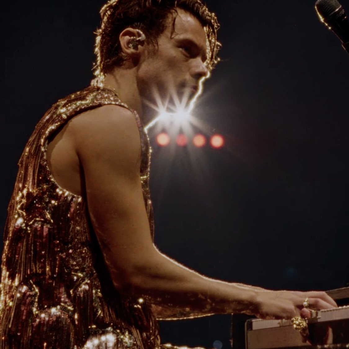 theHScrave's tweet image. ⬆️ | @Harry_Styles rises one place on the Daily Top Artists Chart for the Sunday update, positioning himself at #43!