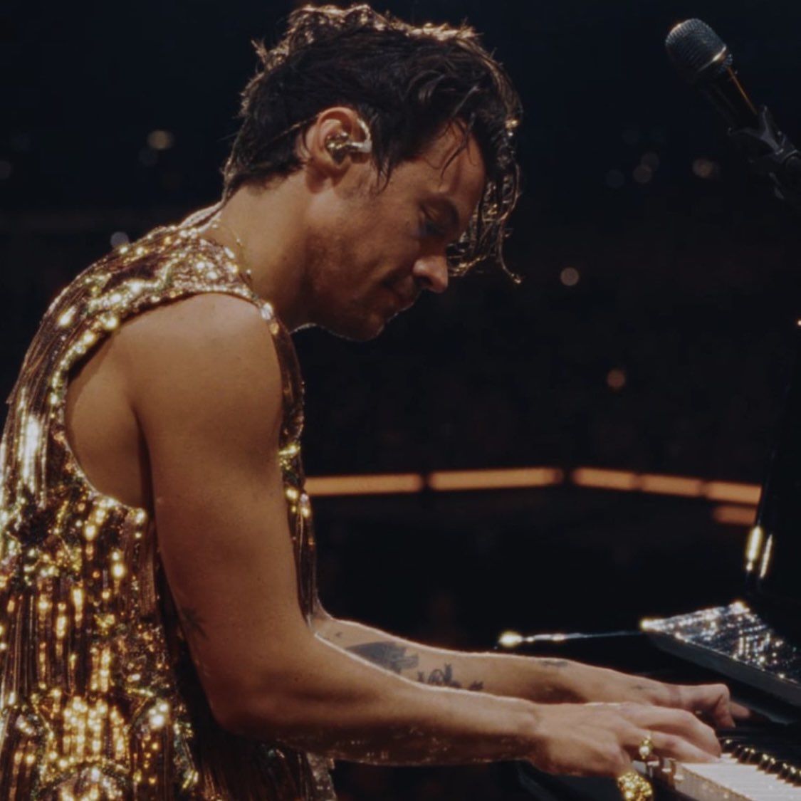 theHScrave's tweet image. ⬆️ | @Harry_Styles rises one place on the Daily Top Artists Chart for the Sunday update, positioning himself at #43!