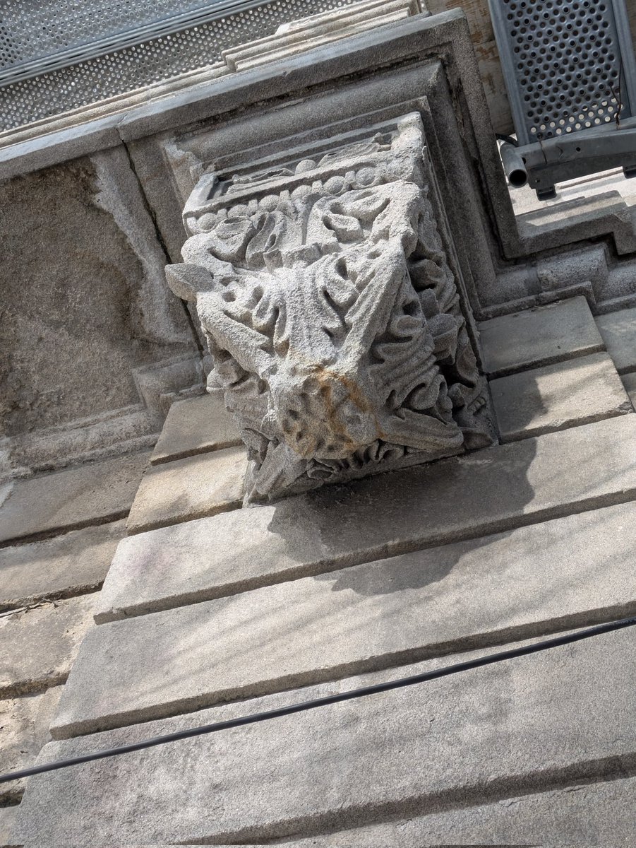 A fachada da Casa Acuña Soaje en #Vigo, obra de Pacewicz, está a ser "limpada" con auga a alta  presión, método non pemitido e que está a erosionar -aínda máis- as labras pétreas. Onde están Patrimonio do Concello e <a href="/CulturaXunta/">Cultura de Galicia</a> ? Fotos antes/despois.