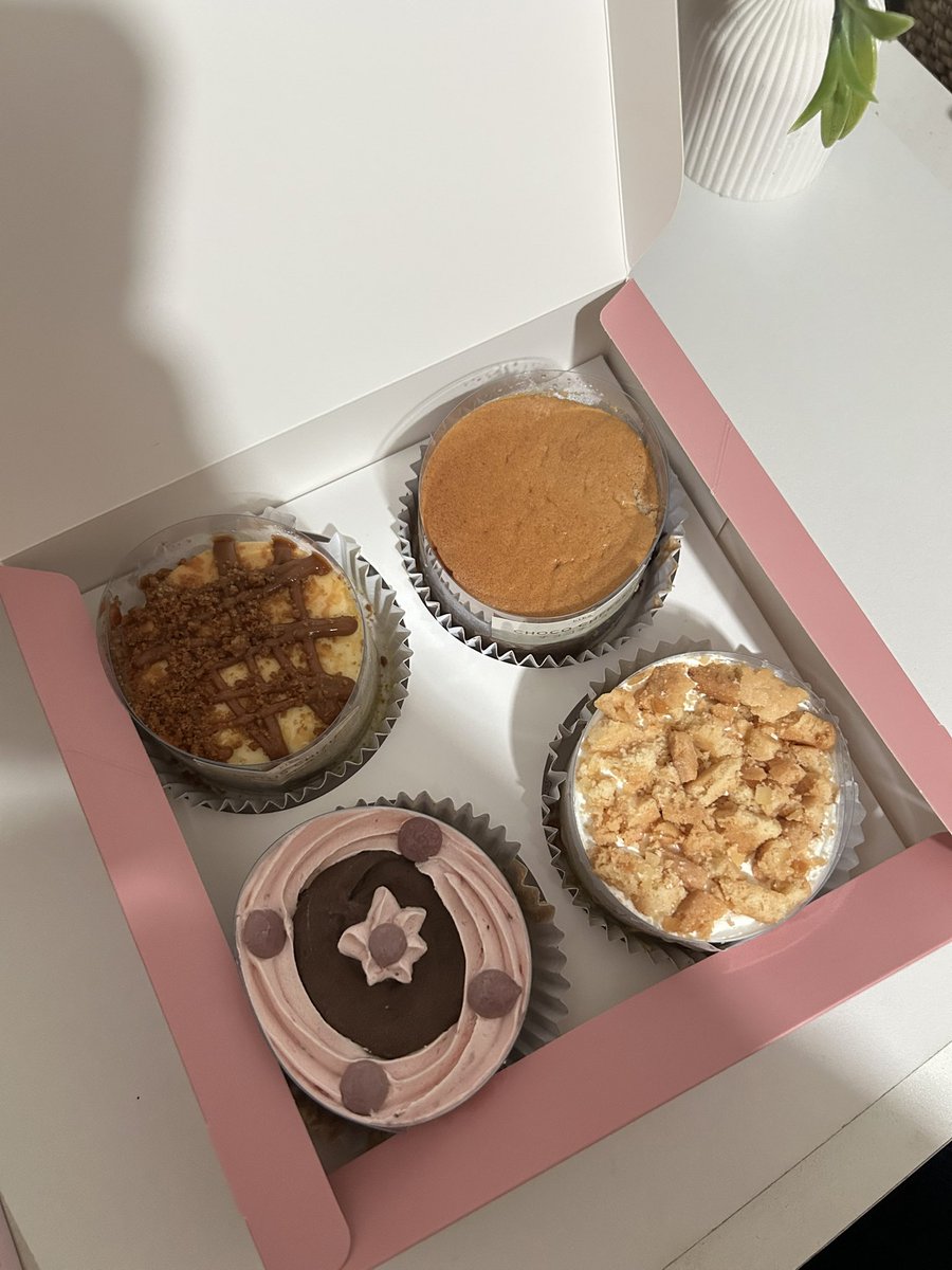 catsedih's tweet image. THE WAY HE MATCHES MY FREAK 😭