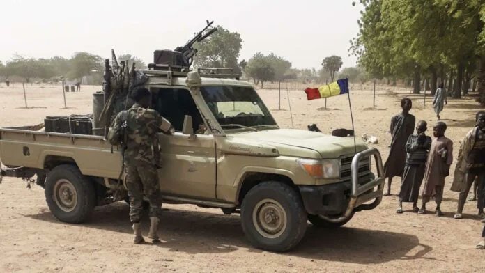 Nouch_Invest's tweet photo. Tchad 🇹🇩

Mort de 7 soldats tchadien attaqué par les FSR soudanais.

Samedi 17 janvier, sept soldats tchadiens ont été tués par un détachement de paramilitaires des Forces de soutien rapide (FSR) dans l’est du pays. N’Djamena dénonce une violation grave de sa souveraineté et lance un ultime avertissement aux forces soudanaises, après une multiplication des incursions sur son sol.

La guerre au Soudan impacte de plus en plus le Tchad voisin qui accueille déjà près d’un million de réfugiés, participant à une des pires crises humanitaires et sécuritaires au monde. Alors que les tensions sont déjà très vives à la frontière, le moindre accrochage pourrait conduire les Forces armées tchadiennes à une riposte inédite. Ce qui pourrait amener a un embrasement complet de la sous région.