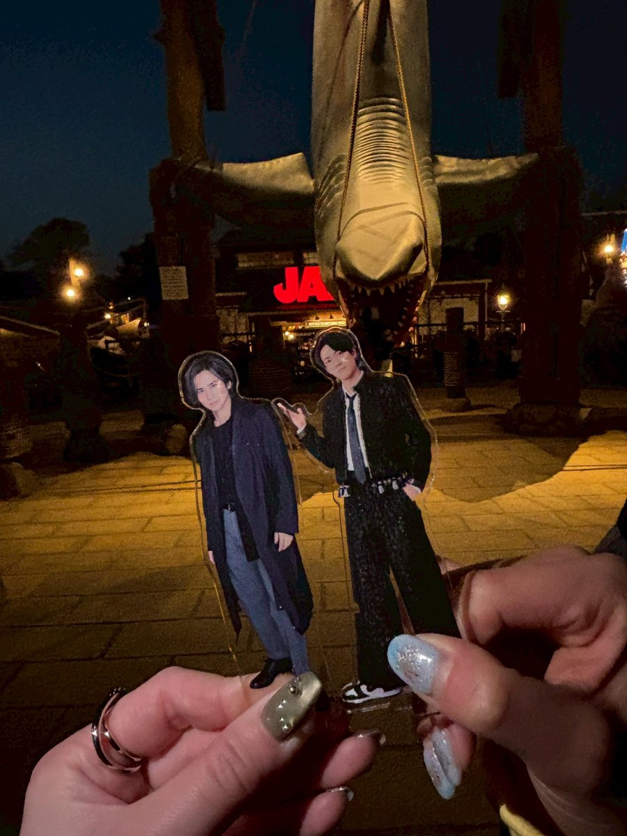 ol_onion's tweet photo. ユニバでお写真をお願いしたお姉さまがアクスタ持ってて、どなたですかと尋ねるとまさかの光一さんで‥‥辰巳くんとツーショットお願いしました🥺❤️‍🔥
「光一くんが左のヒレを溶接したんです」と一度では理解しきれない解説をして下さいました（笑）調べたら出た‥さすがコウイチ レベルが違う。🦈 https://t.co/64X4pyhsMv