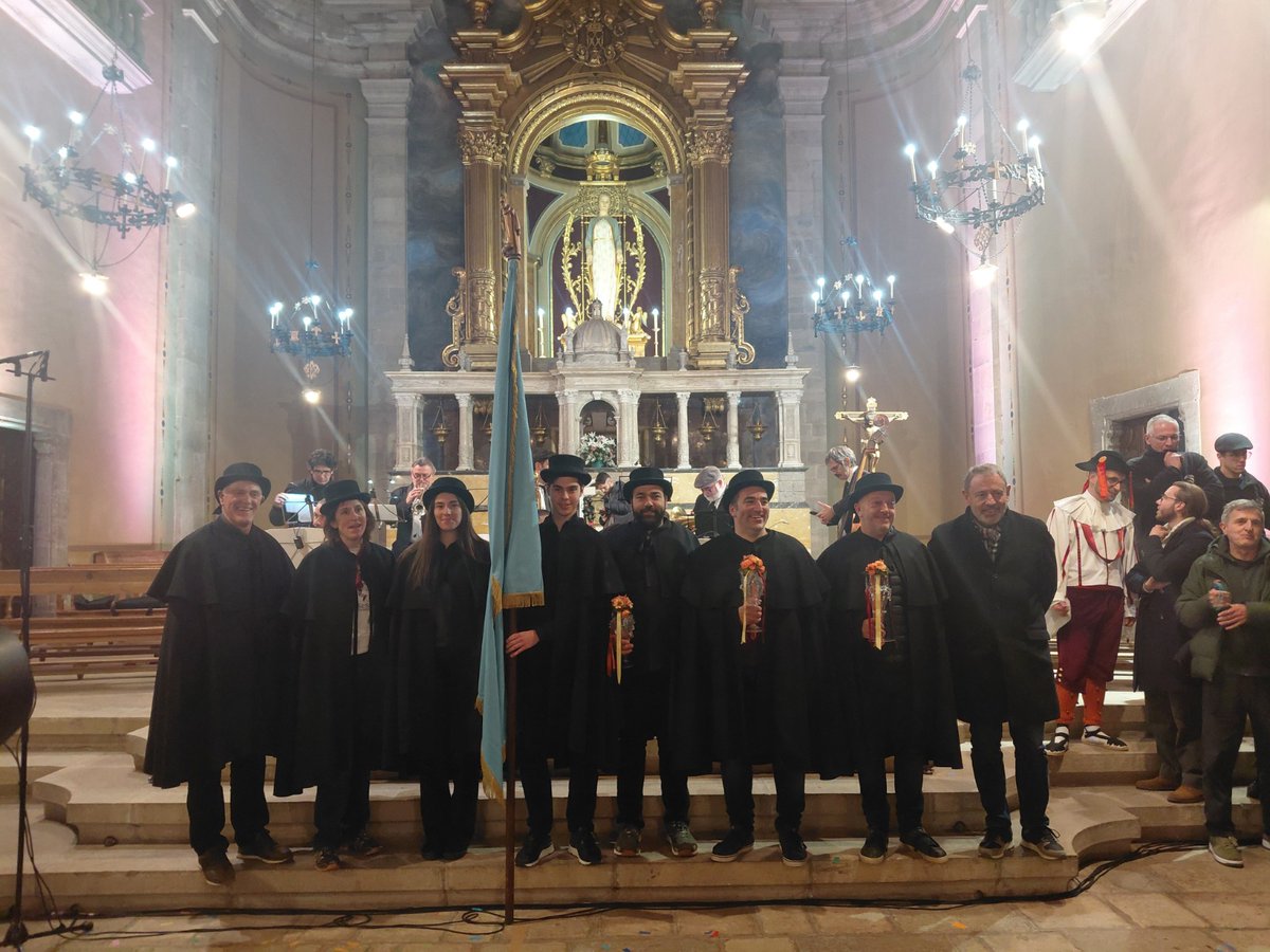 🐴A continuació es va fer el traspàs de la bandera de Sant Antoni, on el banderer sortint, Nil Clusella, va fer entrega de la bandera al nou banderer, Adrià Clotet. 

🎖️També es va presentar el traginer d'honor d'enguany, Josep Antoni Mur, cap del Cos d'Agents Rurals de <a href="/gencat/">Generalitat de Catalunya</a>