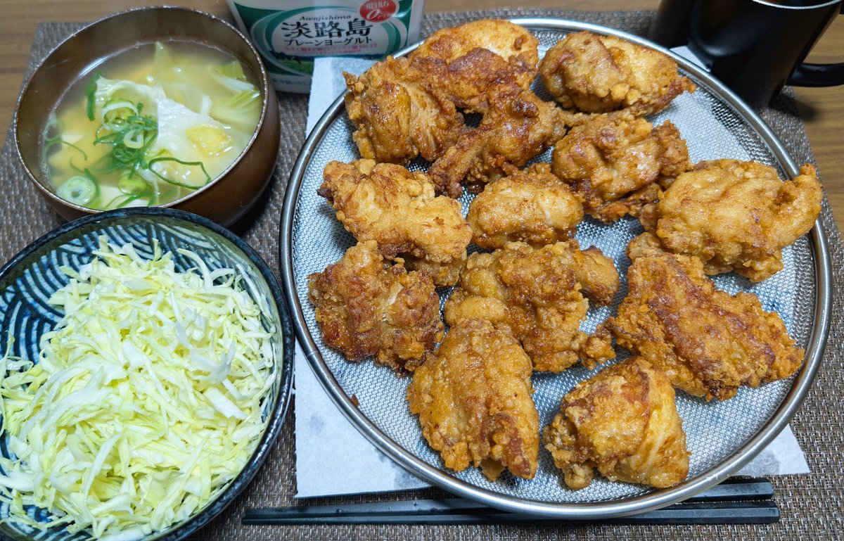 yobarasikey's tweet photo. 今夜は、鶏もも肉の唐揚げ

カットした鶏もも肉に濃口醤油＞昆布つゆ＞酒＞塩黒胡椒＞ごま油＞おろしニンニク＆生姜を入れて揉み込んで寝かす。片栗粉を付けて二度揚げする。

ザクザクに揚げたら濃厚めちゃ旨🤤✨

#おうちごはん https://t.co/x0mTwDIDAi