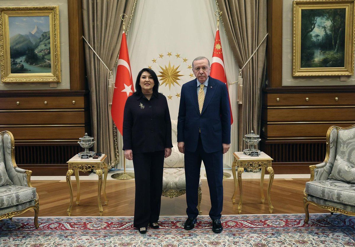 KaramikSunay's tweet photo. Kabine Toplantısı öncesinde Sayın Cumhurbaşkanımız Recep Tayyip Erdoğan tarafından kabul edildik.

Aziz milletimizin ve gönül coğrafyamızın iradesini merkeze alan liderliğiyle Türkiye’nin bağımsız duruşunu kararlılıkla savunan; mazlumların sesi olmayı ilke edinmiş, güçlü ve dirayetli bir devlet aklını temsil eden Sayın Cumhurbaşkanımızla aynı hedef doğrultusunda yürümekten onur duyuyoruz.

@RTErdogan