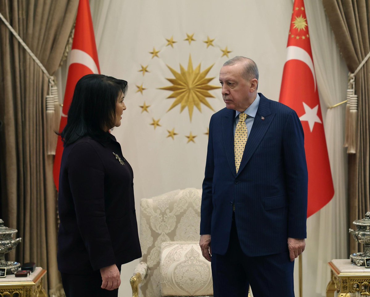 KaramikSunay's tweet photo. Kabine Toplantısı öncesinde Sayın Cumhurbaşkanımız Recep Tayyip Erdoğan tarafından kabul edildik.

Aziz milletimizin ve gönül coğrafyamızın iradesini merkeze alan liderliğiyle Türkiye’nin bağımsız duruşunu kararlılıkla savunan; mazlumların sesi olmayı ilke edinmiş, güçlü ve dirayetli bir devlet aklını temsil eden Sayın Cumhurbaşkanımızla aynı hedef doğrultusunda yürümekten onur duyuyoruz.

@RTErdogan