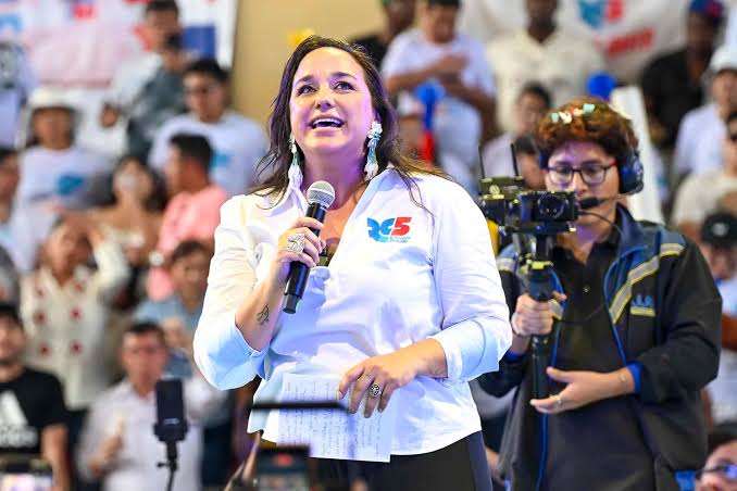 ElDatoEcua's tweet photo. #Urgente EL CORREÍSMO ANALIZA LA EXPULSIÓN DE MAFER VARGAS DE LA RC5.

Gabriela Rivadeneira, nueva presidenta de la Revolución Ciudadana, anunció las acciones del movimiento ante los presuntos nexos entre la alcaldesa correísta María Fernanda Vargas y el narcotr@ficante Leandro Norero.
