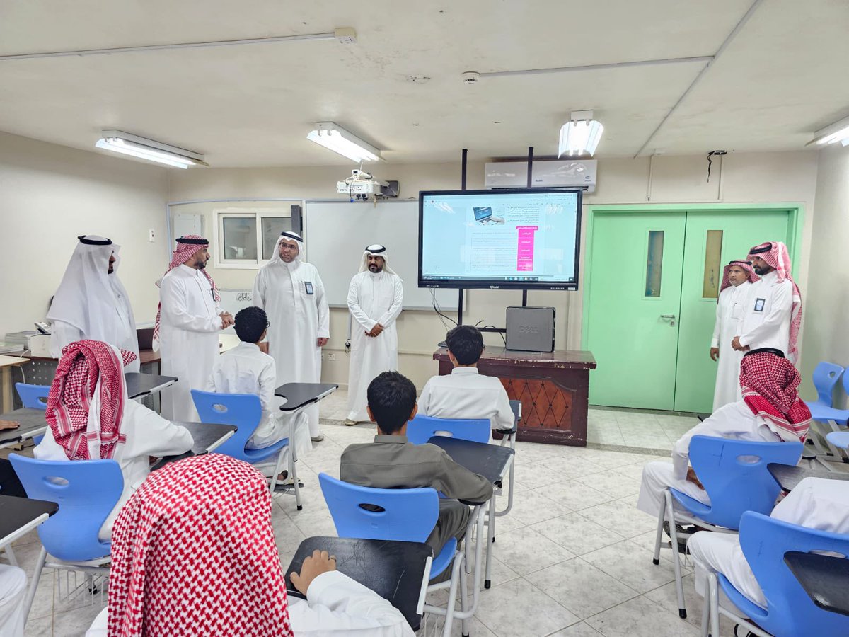 #صور |
لدعم سير العملية التعليمية..
زار المدير العام للتعليم في منطقة عسير، ابتدائية أبي أمامة الباهلي ومتوسطة وثانوية أبي جعفر المنصور بجمعة ربيعة بمحايل عسير، والتقى الكادرين التعليمي والإداري، والطلاب، واطّلع على البرامج والأنشطة المنفّذة، مشيداً بالجهود المبذولة في هذا الشأن.