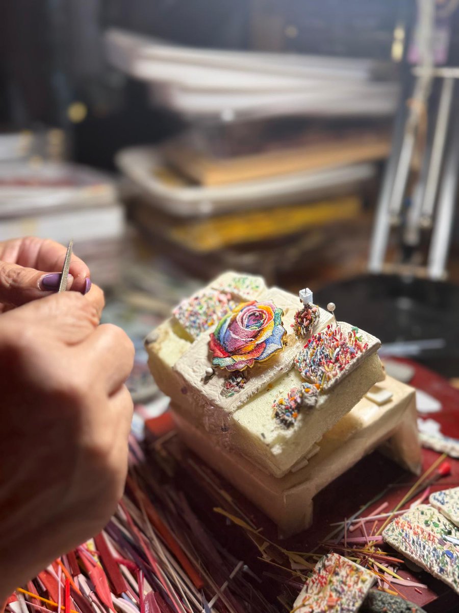 Micromosaic is a technique that uses ultra‑fine glass threads called "madri tinte". At #OrsoniVenezia1888 this tradition lives on through the creation of these pure glass colors.

Read the article by Laura Astrologo Porché for GemGuide on micromosaic here: bit.ly/4sSM10O