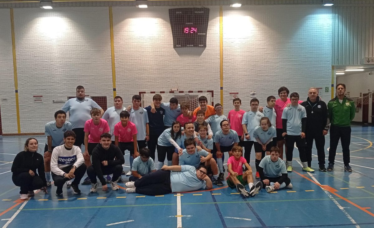 El pasado jueves nuestros jugadores del Grupo 2 disputaron un partido contra el <a href="/CD_AVODES/">李小姐的日常</a> donde han disfrutado mucho.
Gracias por compartir la misma pasión, el fútbol y una magnífica tarde con nuestros chicos 🥅⚽️💙

#diversidad #inclusión #integracion #Compartirantesquecompetir